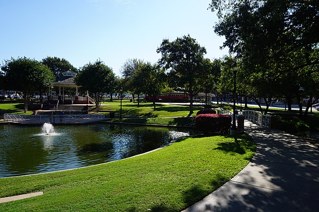 picture of a large fountain in a park